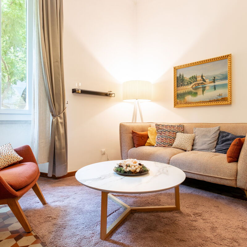 Caracciolo - Elegante Bilocale • Ascensore • Metro Vicina • Wi-Fi: Living Room
