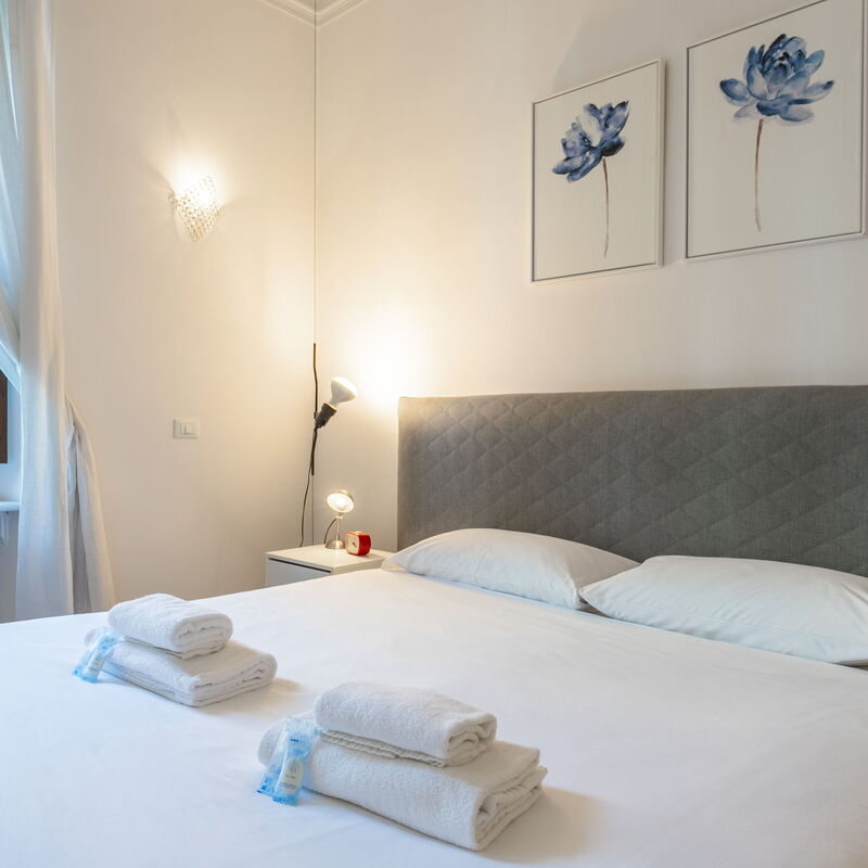 Caracciolo - Elegante Bilocale • Ascensore • Metro Vicina • Wi-Fi: Bedroom