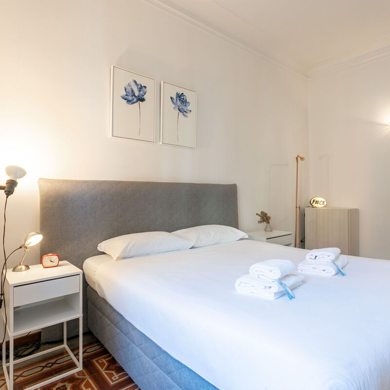 Caracciolo - Elegante Bilocale • Ascensore • Metro Vicina • Wi-Fi: Bedroom