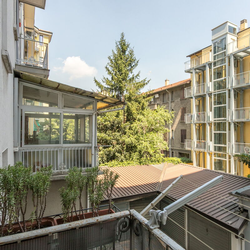 Caracciolo - Elegante Bilocale • Ascensore • Metro Vicina • Wi-Fi: Balcony / Terrace / Patio
