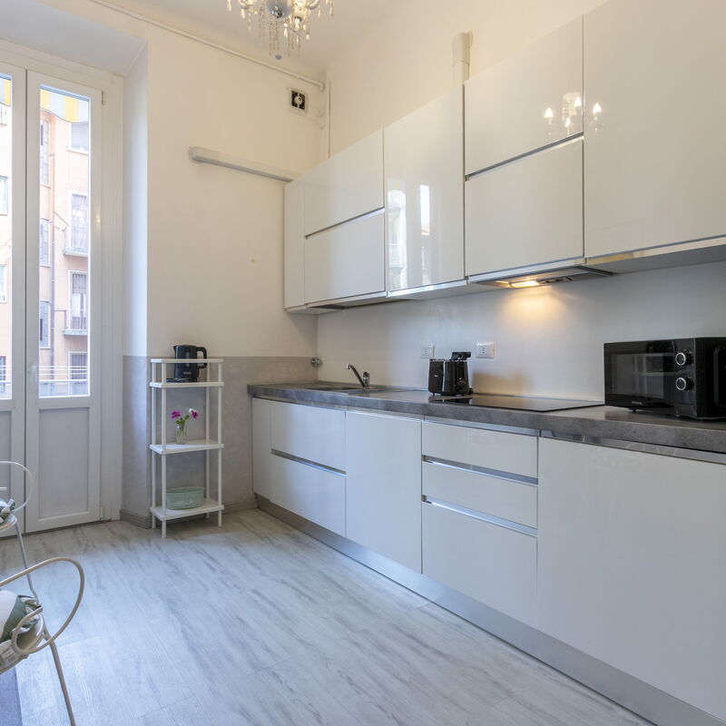 Caracciolo - Elegante Bilocale • Ascensore • Metro Vicina • Wi-Fi: Kitchen