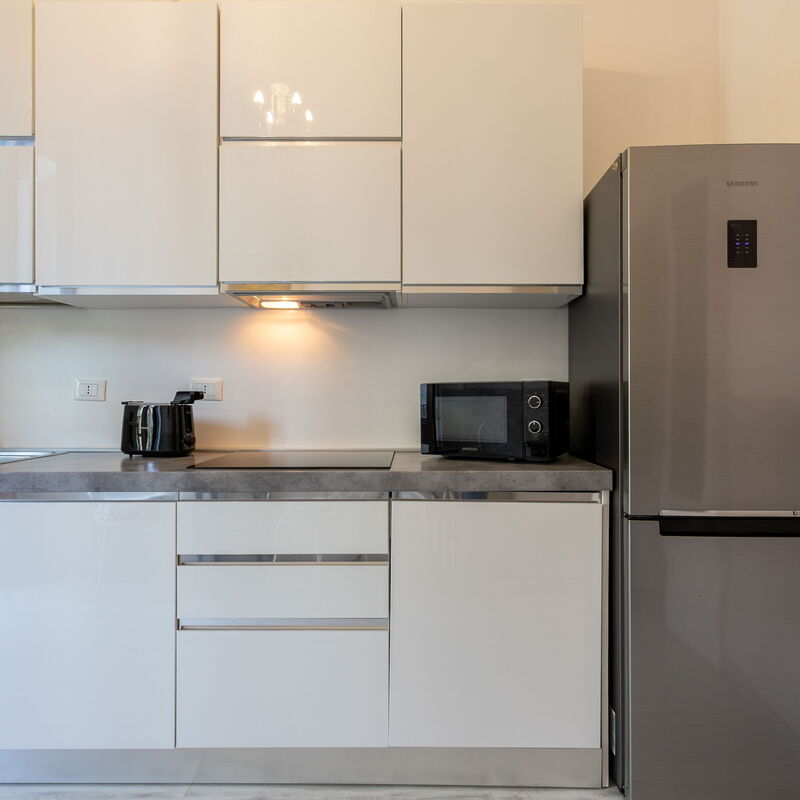 Caracciolo - Elegante Bilocale • Ascensore • Metro Vicina • Wi-Fi: Kitchen
