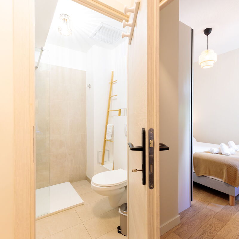 La Bléone: chambre à coucher, Salle de bain