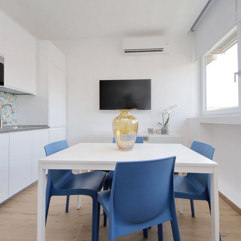Via Appia New Modern Flat - Near Metro San Giovanni: Cuisine, Salle à manger, Salon