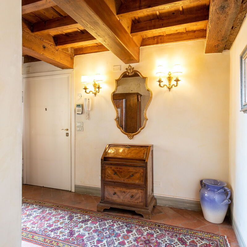 Duomo Vigna Nuova: Main Entrance, Room Detail