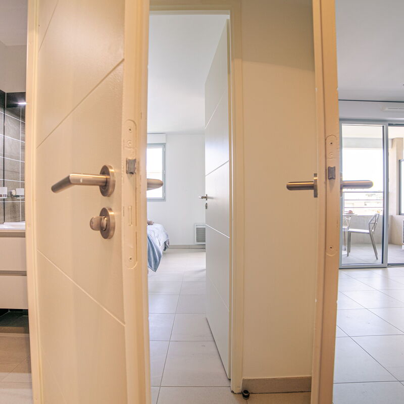 Marina Bay: Bathroom, Bedroom, Living Room